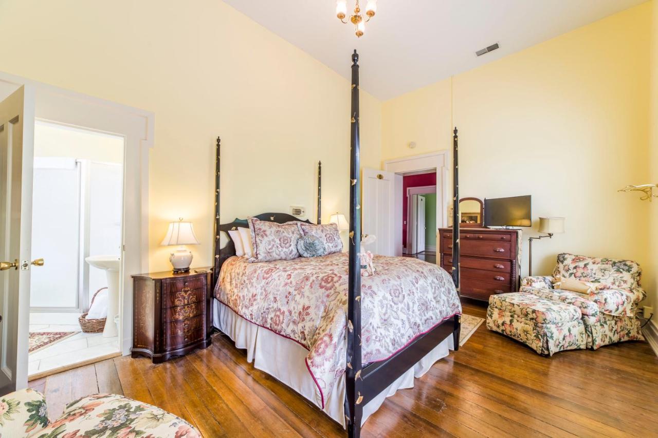 Bourbon Manor Bed & Breakfast Inn Bardstown Eksteriør billede